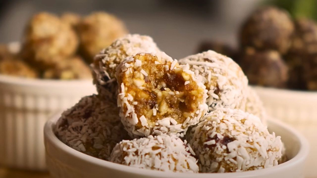 Bolinhas de energia proteica com tâmara e amêndoas em uma travessa