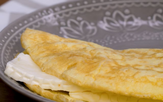 Crepioca fit dourada em frigideira antiaderente, vista de cima