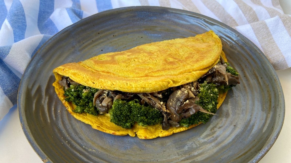 Grãomelete dourado recheado com brócolis e cogumelos